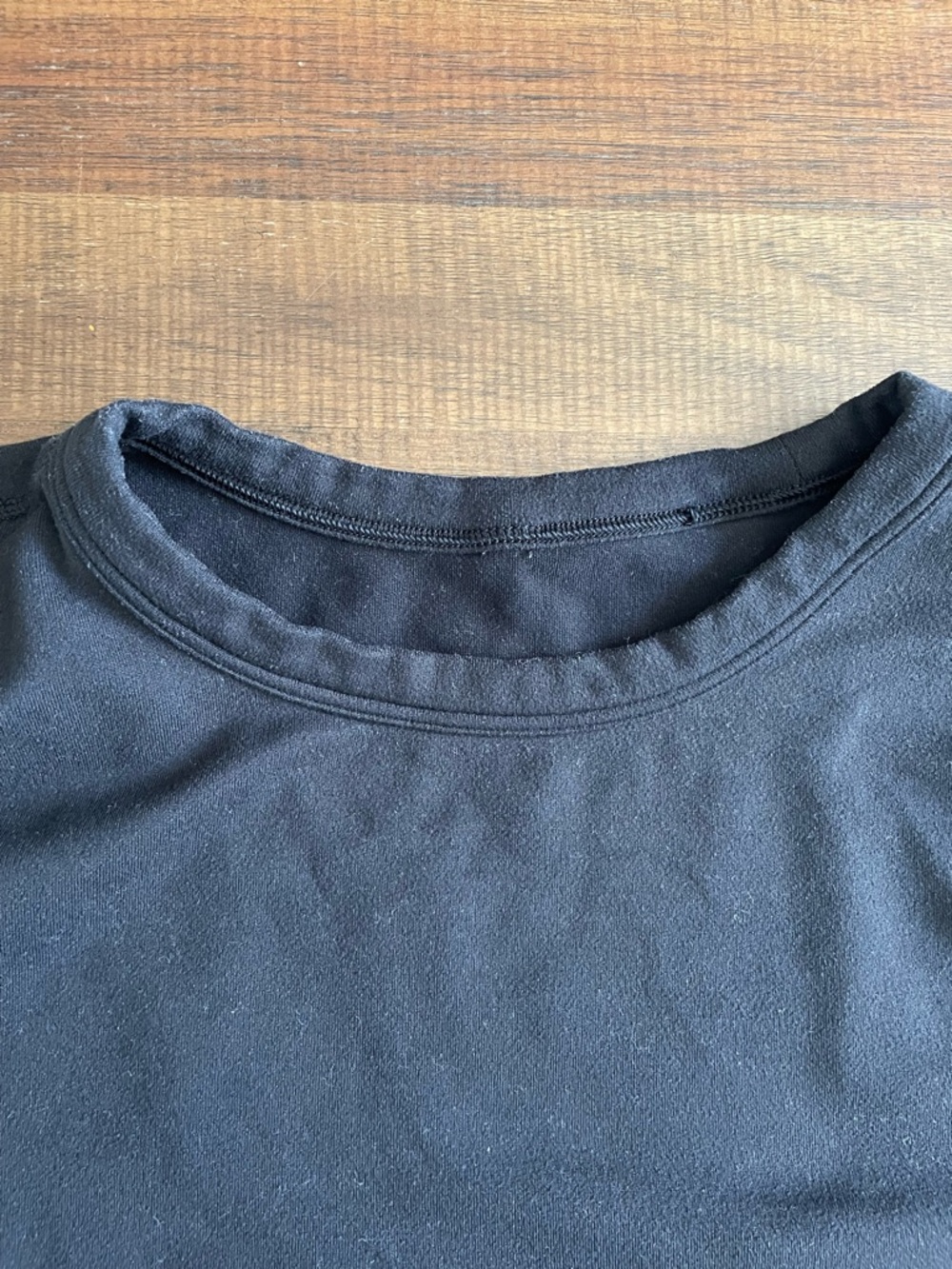 Vuori Black Short Sleeve Cropped Tee with Logo Tag - Picture 3 of 4